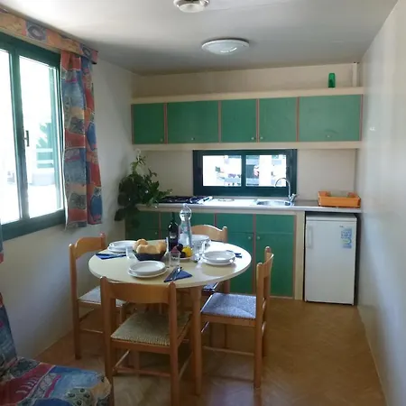 Village Li Nibari مكان تخييم